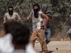 مستوطنون يهاجمون منازل المواطنين في المسعودية شمال غرب نابلس