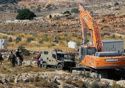 الاحتلال يخطر بوقف العمل في منشآت سكنية وزراعية في الأغوار الشمالية