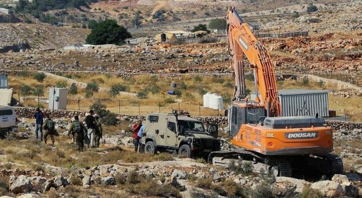 الاحتلال يخطر بوقف العمل في منشآت سكنية وزراعية في الأغوار الشمالية