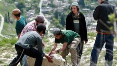 إصابة 3 مواطنين إثر اعتداءات للمستوطنين شمال وجنوب نابلس