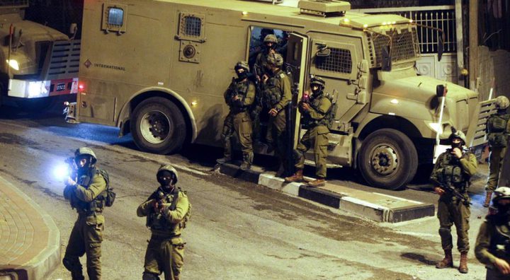 الاحتلال يداهم منزلين ويحتجز ثلاثة نساء وأطفالهن في الخليل