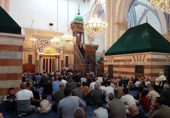 خطبة وصلاة الجمعة في الحرم الإبراهيمي الشريف بالبلدة القديمة في مدينة الخليل