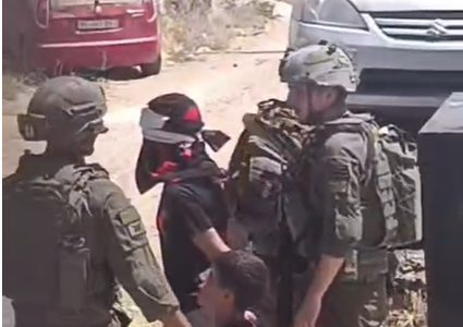 الاحتلال يعتقل طفلين شقيقين من المغير ويغلق مدخل القرية الغربي