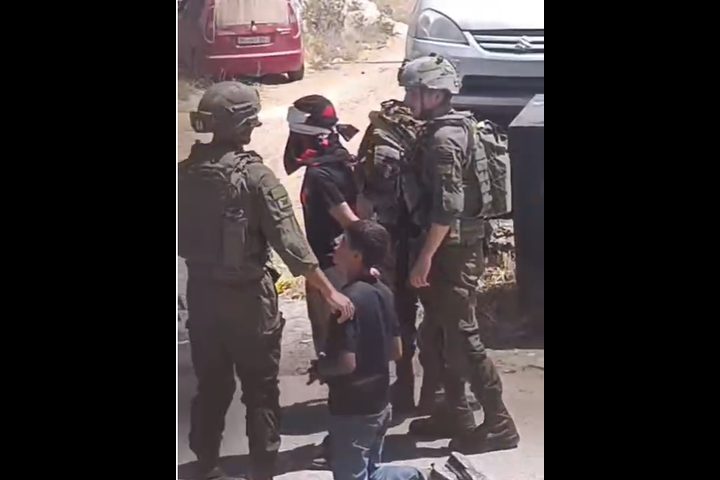 الاحتلال يعتقل طفلين شقيقين من المغير ويغلق مدخل القرية الغربي