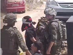الاحتلال يعتقل طفلين شقيقين من المغير ويغلق مدخل القرية الغربي