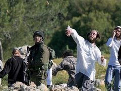 مستوطنون يهاجمون منازل المواطنين في خلايل اللوز جنوب شرق بيت لحم