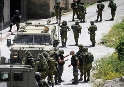 الاحتلال يقتحم عنزا جنوب جنين ويداهم عدة منازل
