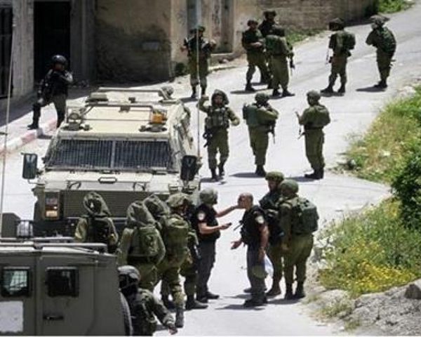 الاحتلال يقتحم عنزا جنوب جنين ويداهم عدة منازل