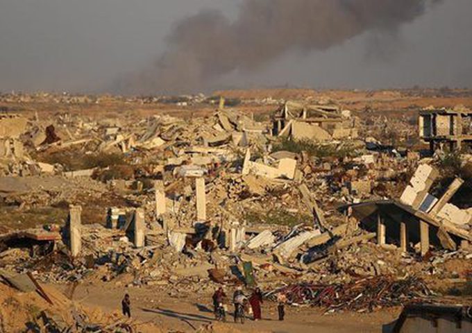 غارات جوية على مخيمي النصيرات والبريج وهدم منازل شرق دير البلح
