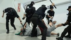 اعتقال نشطاء من "أسطول الصمود" في مطار بلباو