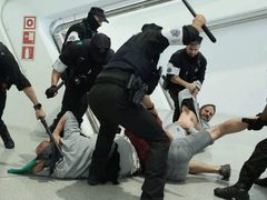 اعتقال نشطاء من "أسطول الصمود" في مطار بلباو