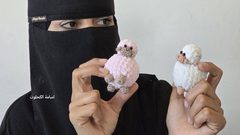 فاطمة ابو حطب تصنع دمى خرفان ضمن مبادرة لتوزيعها على الاطفال وادخال الفرحة عليهم ابتهاحا بقدوم عيد الاضحى، في ظل استمرار الحرب على قطاع غزة ومنع ادخال الاضاحي الى القطاع للعام الثالث على التوالي