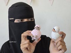 فاطمة ابو حطب تصنع دمى خرفان ضمن مبادرة لتوزيعها على الاطفال وادخال الفرحة عليهم ابتهاحا بقدوم عيد الاضحى، في ظل استمرار الحرب على قطاع غزة ومنع ادخال الاضاحي الى القطاع للعام الثالث على التوالي