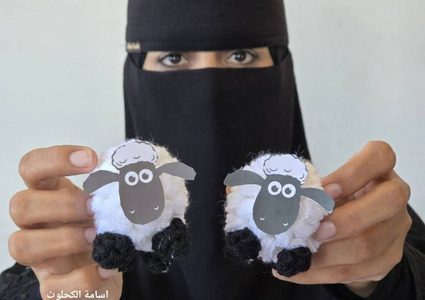 فاطمة ابو حطب تصنع دمى خرفان ضمن مبادرة لتوزيعها على الاطفال وادخال الفرحة عليهم ابتهاحا بقدوم عيد الاضحى، في ظل استمرار الحرب على قطاع غزة ومنع ادخال الاضاحي الى القطاع للعام الثالث على التوالي