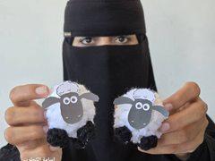 فاطمة ابو حطب تصنع دمى خرفان ضمن مبادرة لتوزيعها على الاطفال وادخال الفرحة عليهم ابتهاحا بقدوم عيد الاضحى، في ظل استمرار الحرب على قطاع غزة ومنع ادخال الاضاحي الى القطاع للعام الثالث على التوالي