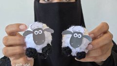 فاطمة ابو حطب تصنع دمى خرفان ضمن مبادرة لتوزيعها على الاطفال وادخال الفرحة عليهم ابتهاحا بقدوم عيد الاضحى، في ظل استمرار الحرب على قطاع غزة ومنع ادخال الاضاحي الى القطاع للعام الثالث على التوالي
