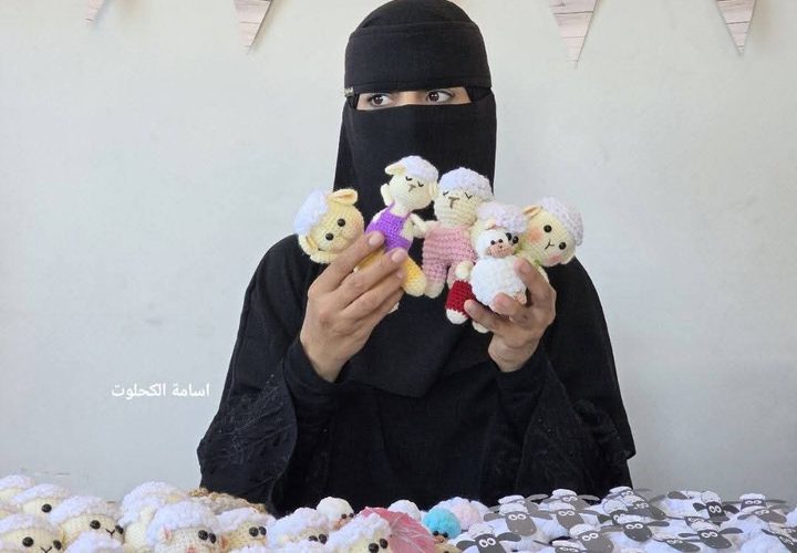 فاطمة ابو حطب تصنع دمى خرفان ضمن مبادرة لتوزيعها على الاطفال وادخال الفرحة عليهم ابتهاحا بقدوم عيد الاضحى، في ظل استمرار الحرب على قطاع غزة ومنع ادخال الاضاحي الى القطاع للعام الثالث على التوالي