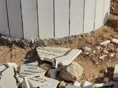 مستوطنون يحطمون صرح الشهيد سليمان الهذالين جنوب الخليل