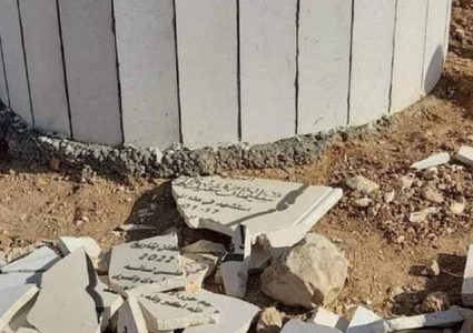 مستوطنون يحطمون صرح الشهيد سليمان الهذالين جنوب الخليل