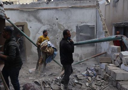 غزة: شهداء وجرحى بالنصيرات ونسف منازل على طول الخط الأصفر