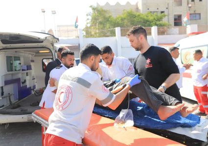 الهلال الأحمر: إجلاء 79 مريضا ومرافقا للعلاج بالخارج عبر معبر رفح