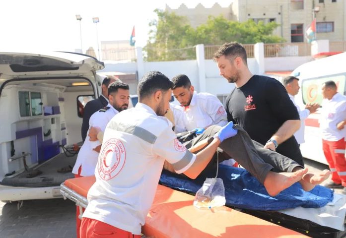 الهلال الأحمر: إجلاء 79 مريضا ومرافقا للعلاج بالخارج عبر معبر رفح