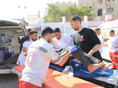 الهلال الأحمر: إجلاء 79 مريضا ومرافقا للعلاج بالخارج عبر معبر رفح