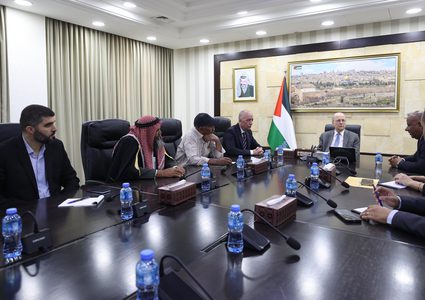 رئيس الوزراء يبحث مع أهالي الخان الأحمر تعزيز صمود التجمعات البدوية المهددة