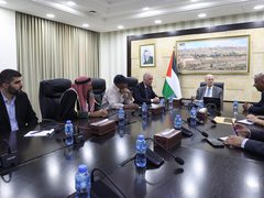 رئيس الوزراء يبحث مع أهالي الخان الأحمر تعزيز صمود التجمعات البدوية المهددة
