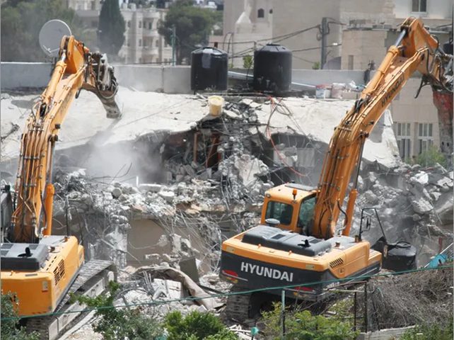 قوات الاحتلال تهدم منزلاً في نحالين غرب بيت لحم