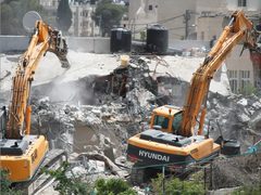 قوات الاحتلال تهدم منزلاً في نحالين غرب بيت لحم