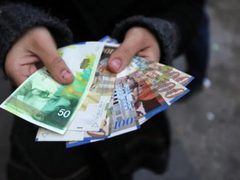 وزارة العمل تطلق الدفعة 22 من مساعدات نقدية للنساء العالقات من غزة في الضفة
