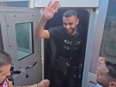 الاحتلال يفرج عن خمسة 5 من قطاع غزة عبر كرم أبو سالم