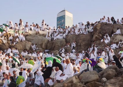 ضيوف الرحمن على عرفات لأداء ركن الحج الأعظم