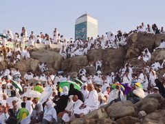 ضيوف الرحمن على عرفات لأداء ركن الحج الأعظم