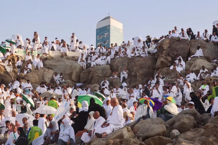 ضيوف الرحمن على عرفات لأداء ركن الحج الأعظم