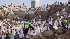 ضيوف الرحمن على عرفات لأداء ركن الحج الأعظم