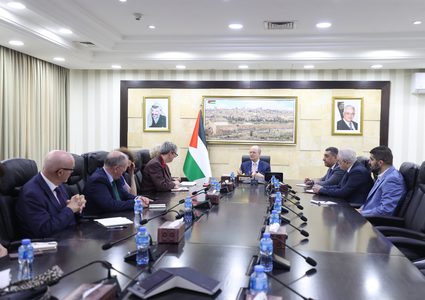 رئيس الوزراء يلتقي وفدًا برلمانيًا يضم ممثلين عن 3 أحزاب بريطانية