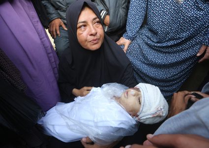 استشهاد طفلة متأثرة بجراحها جراء قصف الاحتلال مواصي خان يونس