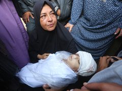 استشهاد طفلة متأثرة بجراحها جراء قصف الاحتلال مواصي خان يونس