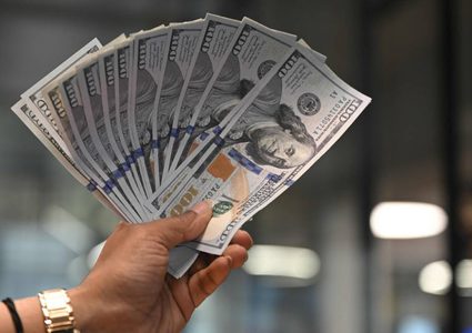الدولار يستقر وسط تأرجح الآمال في التوصل إلى اتفاق لإنهاء حرب إيران