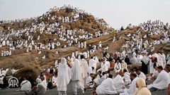 مشاهد من صعيد عرفات، لأداء الركن الأعظم من مناسك الحج.