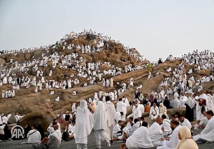 مشاهد من صعيد عرفات، لأداء الركن الأعظم من مناسك الحج.