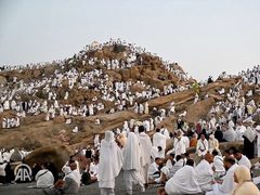 مشاهد من صعيد عرفات، لأداء الركن الأعظم من مناسك الحج.