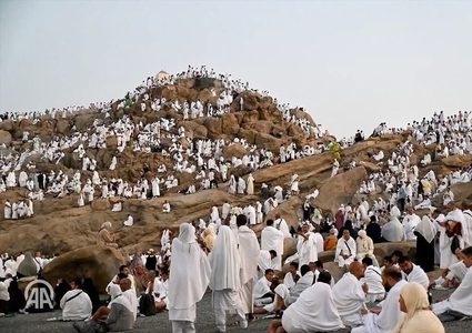 مشاهد من صعيد عرفات، لأداء الركن الأعظم من مناسك الحج.