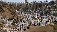 مشاهد من صعيد عرفات، لأداء الركن الأعظم من مناسك الحج.
