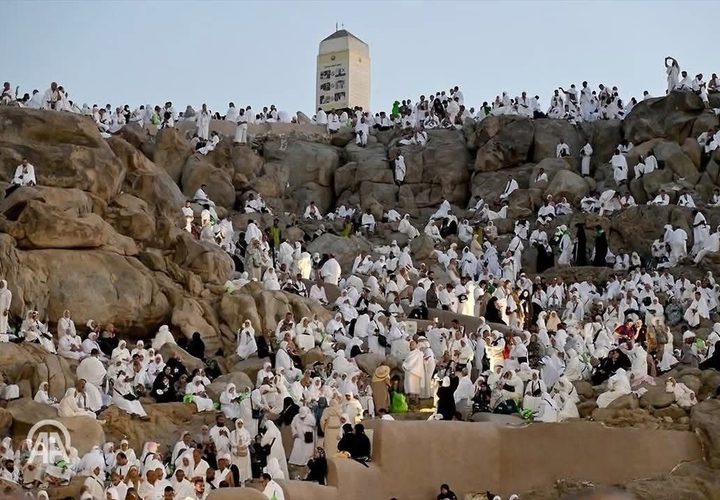 مشاهد من صعيد عرفات، لأداء الركن الأعظم من مناسك الحج.