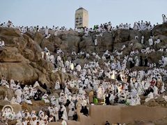 مشاهد من صعيد عرفات، لأداء الركن الأعظم من مناسك الحج.