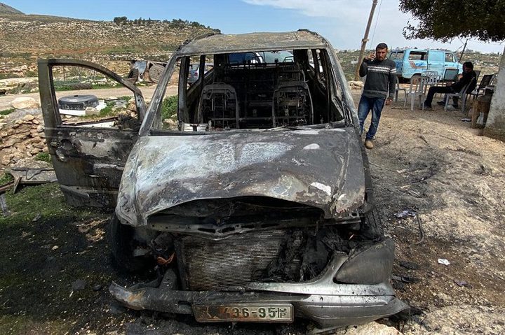 مستوطنون يحرقون مركبة وجزءًا من منزل في خربة مسعود جنوب جنين