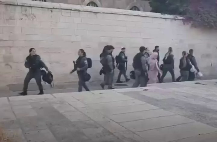 قوات الاحتلال تعتقل سيدة وصحفيا من دائرة الأوقاف في المسجد الأقصى